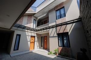 Urbanview Hotel Syariah Viero Condet