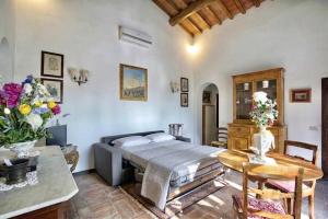 Prestigious Villas with shared panoramic swimming pool in Cortona