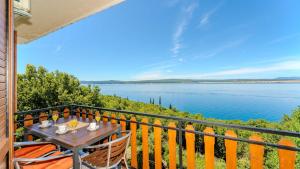 Beachfront apartment 2 - Dramalj by Villas Guide