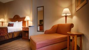King Room - Separate Building/Non-Smoking room in Best Western Plus Edison Inn