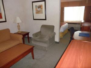 Single Queen Suite room in Best Western Plus Rama Inn