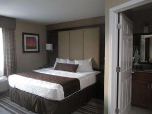 King Suite with Sofa Bed and Kitchen- Non-Smoking room in Best Western Plus Crawfordsville Hotel