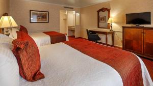 Double Room with Two Double Beds - Pet Friendly/Non-Smoking room in Baugh Motel SureStay Collection by Best Western