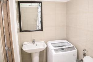Modern 1BR with Private Balcony near MOA Arena
