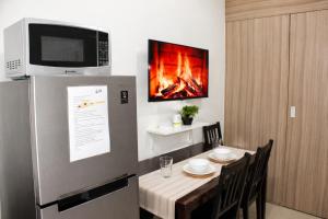 Modern 1BR with Private Balcony near MOA Arena