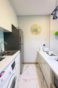 h sky river pool gym city view condo