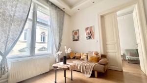 UltraCentral Bohemian Rhapsody - 4room - Steps To Main Attractions