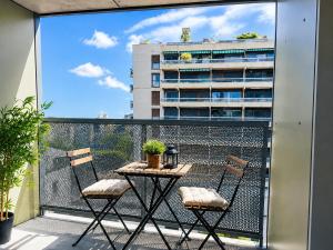 Bright Studio with Balcony, Tram 17, Gaillard, Geneva