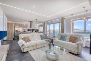 Gillieru - Sea views of St Pauls islands by Solea