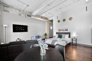 Modern Downtown Apartment | Pool, Laundry, Valet Parking