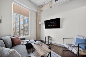Modern Downtown Apartment | Pool, Laundry, Valet Parking