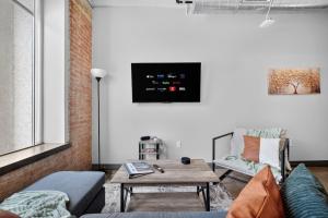 Modern Downtown Apartment | Pool, Laundry, Valet Parking