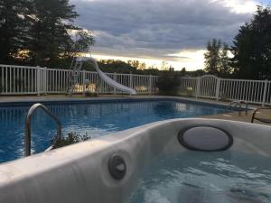 Le Rez de Jardin au bord de leau à Magog - piscine - spa - 3 chambres