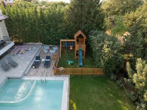 FREE Breakfast, Villa Dreamcatcher with Outdoor and Indoor Pool, Playroom and Home Cinema