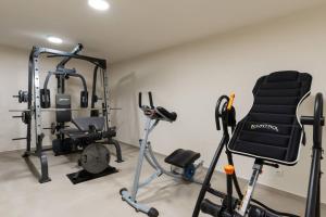 FREE Breakfast, Villa Dreamcatcher with Outdoor and Indoor Pool, Playroom and Home Cinema