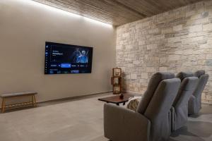 FREE Breakfast, Villa Dreamcatcher with Outdoor and Indoor Pool, Playroom and Home Cinema