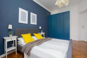 Cosy Apartment with a Desk Close to the Underground by Noclegi Renters