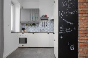 Cosy Apartment with a Desk Close to the Underground by Noclegi Renters
