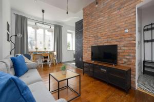 Cosy Apartment with a Desk Close to the Underground by Noclegi Renters