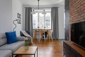 Cosy Apartment with a Desk Close to the Underground by Noclegi Renters