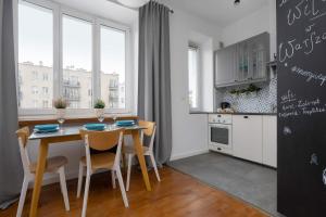 Cosy Apartment with a Desk Close to the Underground by Noclegi Renters