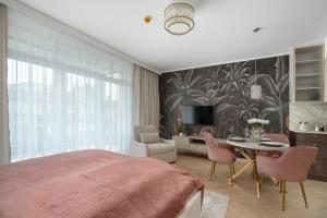 Two Luxury Studios with Balconies & Air Conditioning and a Rooftop Terrace in Ciechocinek by Renters Prestige