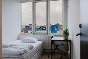 Copenhagen Studio Double Bed and Kitchen