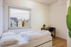 Copenhagen Studio Double Bed and Kitchen