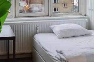 Copenhagen Studio Double Bed and Kitchen