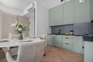 Stylowe Apartamenty z Balkonami Blisko Tężni Solankowych by Renters Premium
