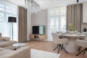 Stylowe Apartamenty z Balkonami Blisko Tężni Solankowych by Renters Premium