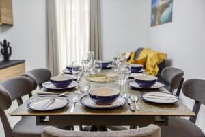 Designer Apartment Near Seafront with Balcony & Patio