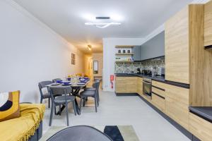 Designer Apartment Near Seafront with Balcony & Patio