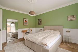 Luxury Renovated Apt
