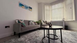 Stylish 3BR House in East LondonHot Tub