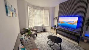 Stylish 3BR House in East LondonHot Tub
