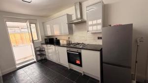 Stylish 3BR House in East LondonHot Tub