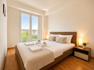 Loft with Balcony Free Parking 2 Min Old Town