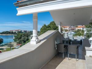 Apartment Apartments Donatella -Apt 2- mit Meerblick by Interhome