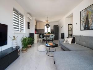 Apartment Grau mit Terrasse by Interhome