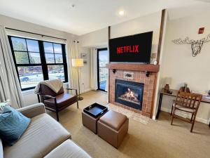 Walk to Waterpark 1 BR Mtn Views Pool Hot Tub 251