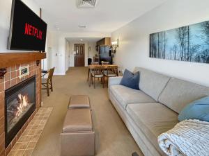 Walk to Waterpark 1 BR Mtn Views Pool Hot Tub 251
