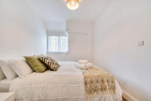 3-Bed Temple Fortune Flat, Sleeps 8, Parking
