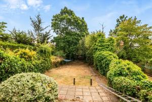 3-Bed Temple Fortune Flat, Sleeps 8, Parking