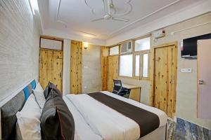 Collection O Aditya Inn Sector 66 Noida Near Adarsh Pariksha Kendra