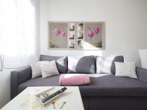 Apartment Modern eingerichtete Ferienwohnung mit großer privater Terasse- Außendusche und by Interhome