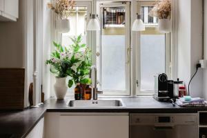 2BR Apt 1 Min From S-Train