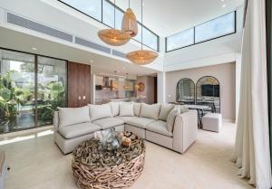 Modern 4 bedroom villa with tropical vibes in Baru