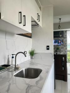 Kuselas Haven Studio - Relaxing Oasis Balcony, Garden View, Workspace & Budget-Friendly