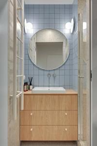 Blue Harmony 4 Bedrooms near ERGO Arena & Free Parking by OneApartments